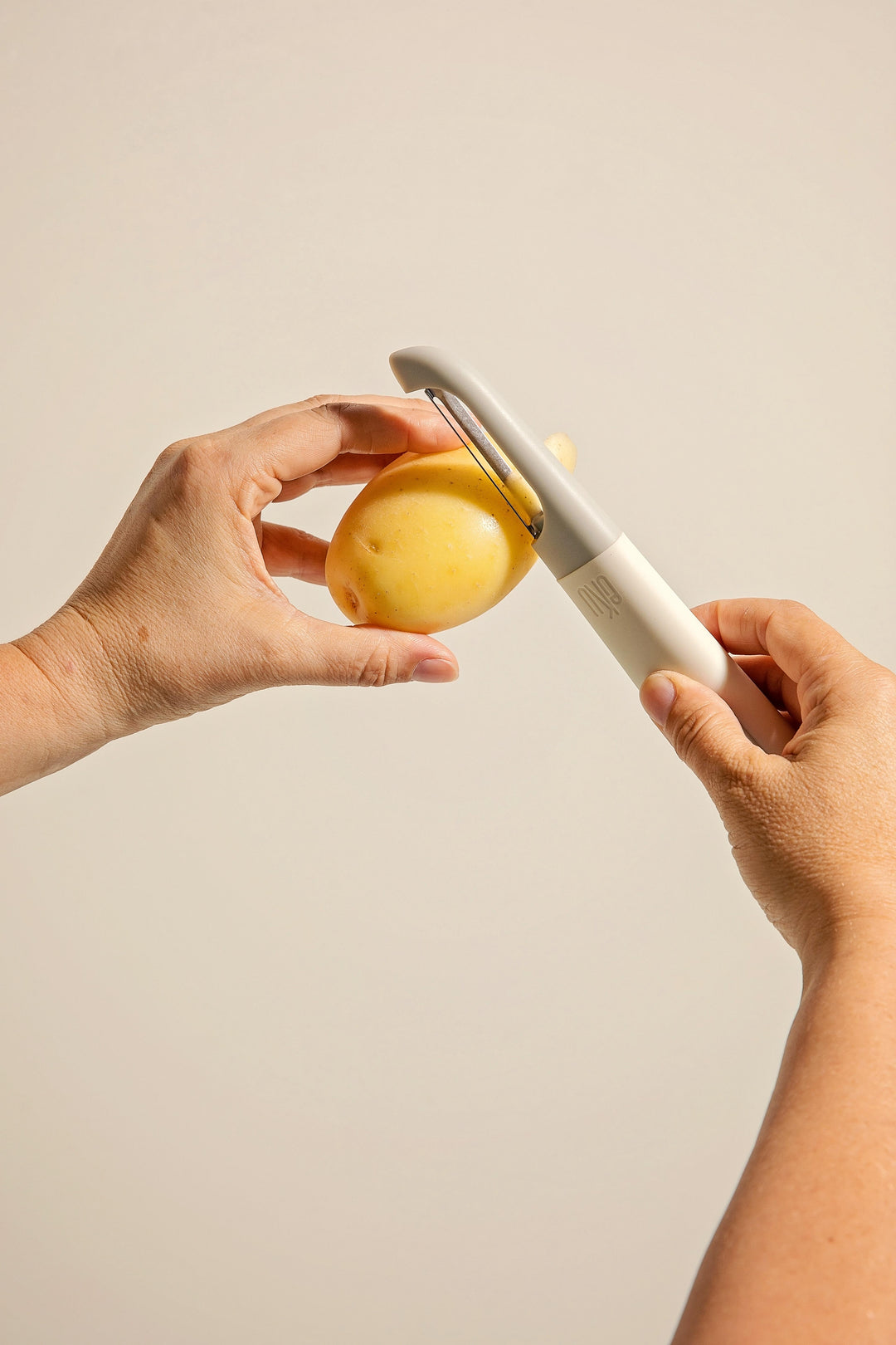 UPCYCLE SWIVEL PEELER - GREY