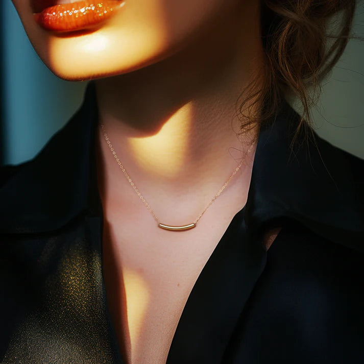 CURVED TUBE PENDANT CHOKER
