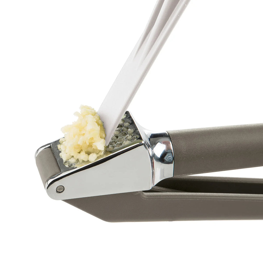 RICARDO Garlic Press with Cleaning Tool