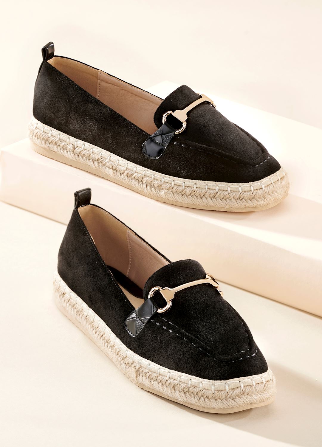 RESORT SLIP ONS - WHITE/BLACK