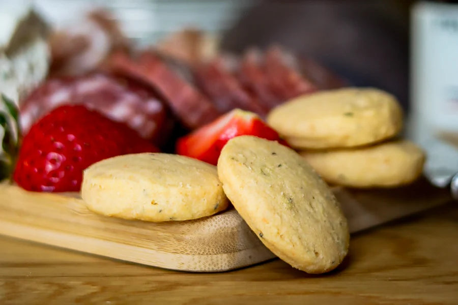 AGED CHEDDAR &amp; THYME CHEESE BOARD BISCUITS 90G