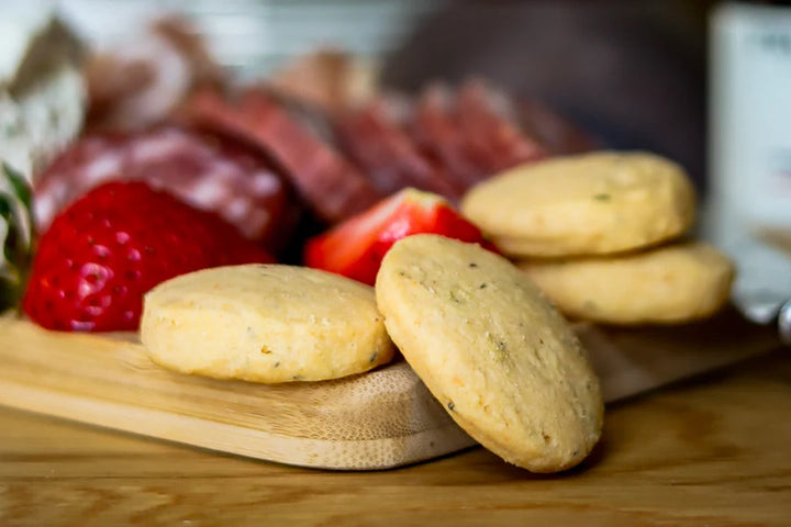 AGED CHEDDAR &amp; THYME CHEESE BOARD BISCUITS 90G
