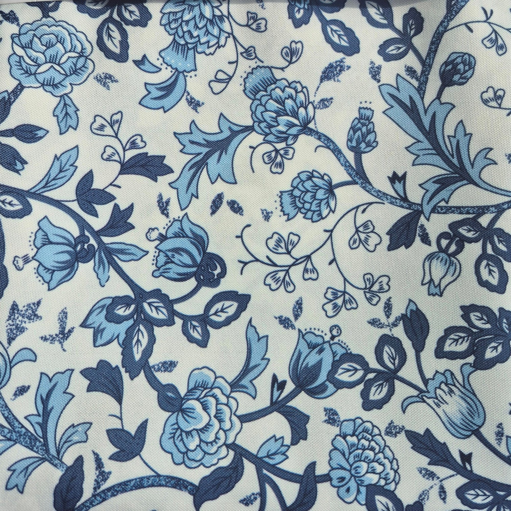AMALFI WHITE AND BLUE FLOWERED TABLECLOTH 54X72