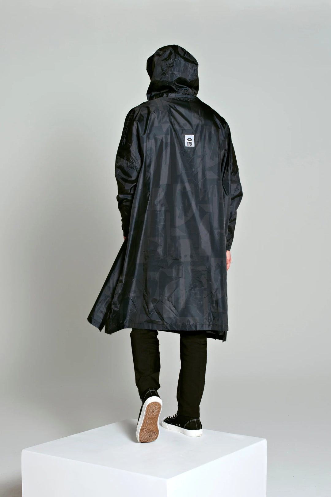 BACK TO BLACK ART CAMO PONCHO