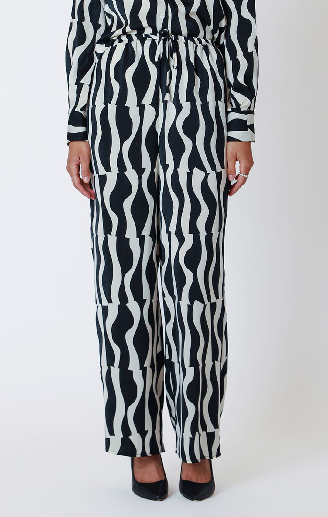 HIGH WAISTED WIDE LEG SATIN PANTS "OFF WHITE/BLACK WAVE"