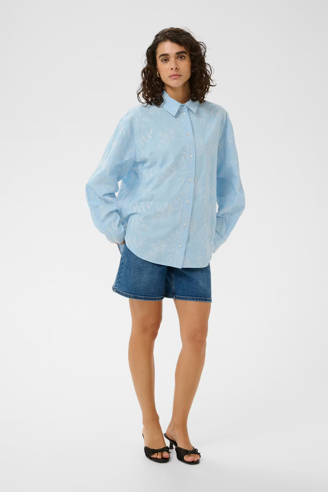 KAMARLEE SHIRT "CHALK BLUE EMBROIDERY STRIPE"