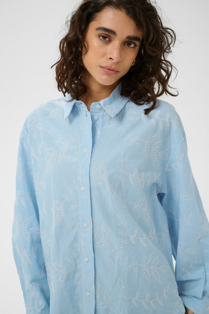 KAMARLEE SHIRT "CHALK BLUE EMBROIDERY STRIPE"