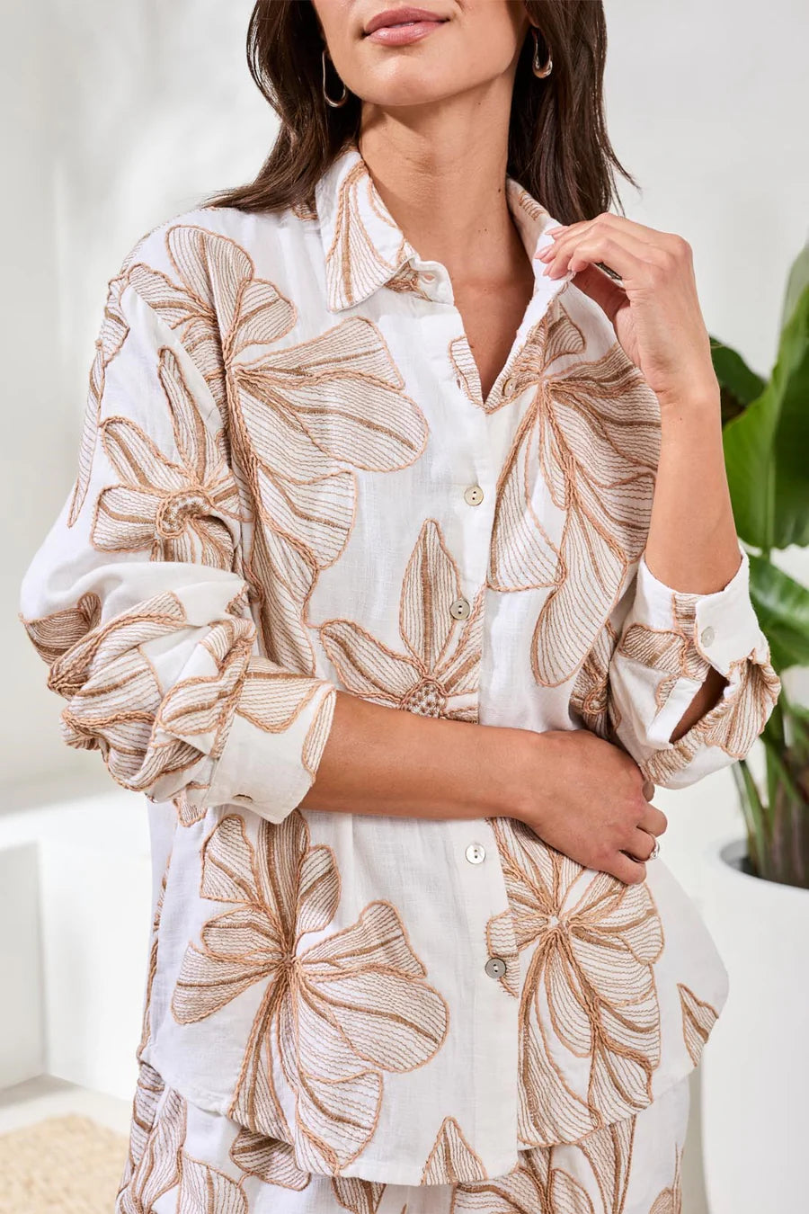 EMBROIDERED CROSSHATCH BUTTON-FRONT BLOUSE "WHITE"