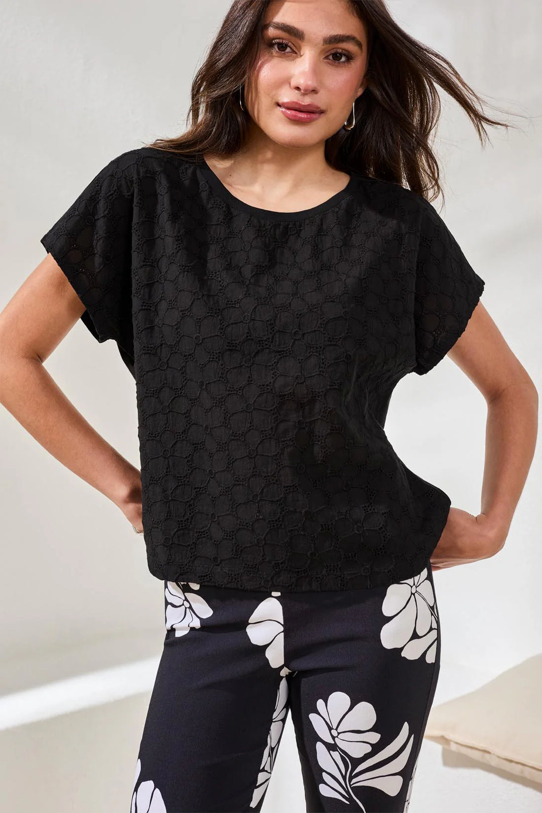 CAP SLEEVE CREW NECK TOP "BLACK"