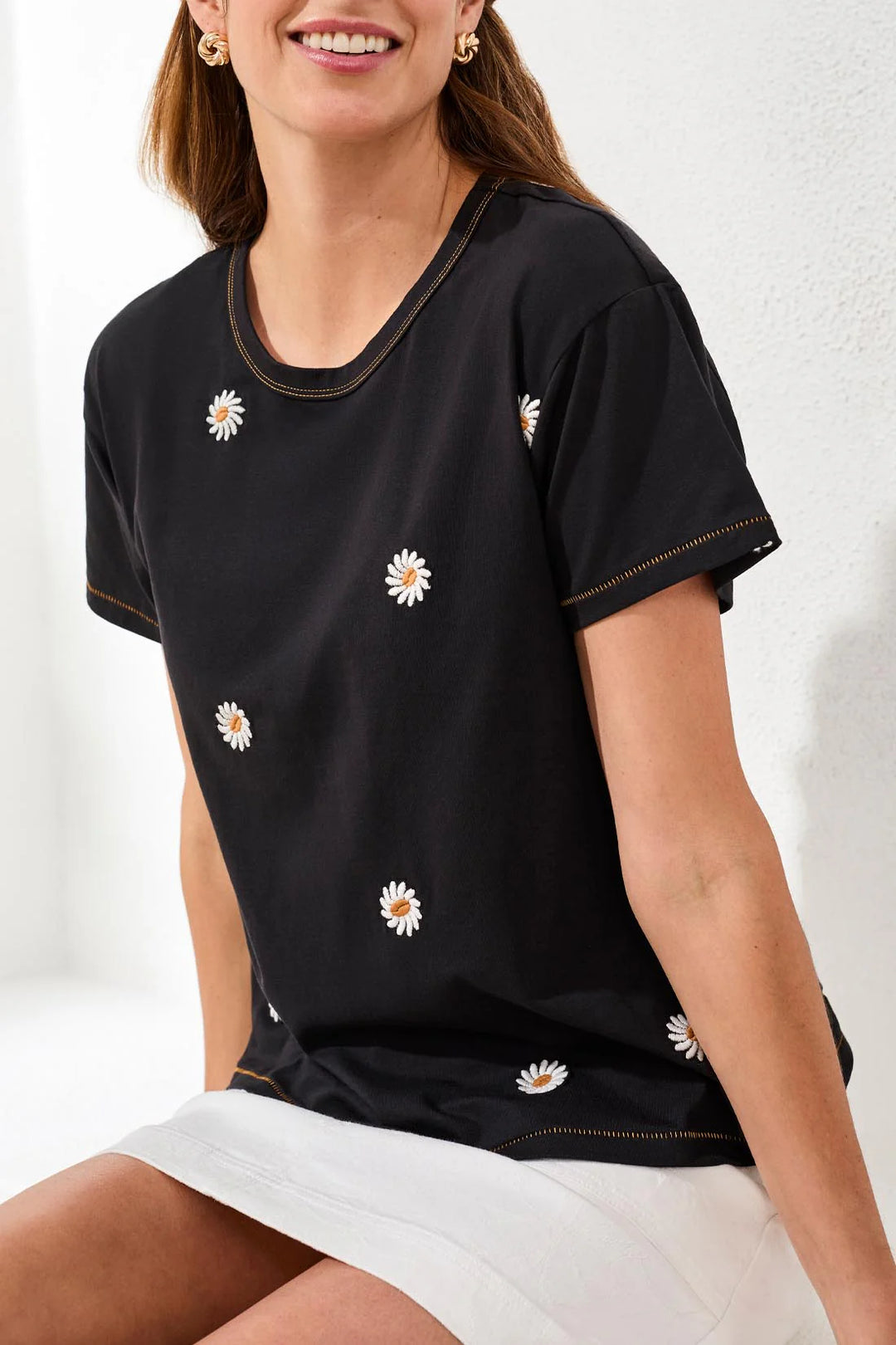 EMBROIDERED DAISY SHORT SLEEVE TOP "BLACK"