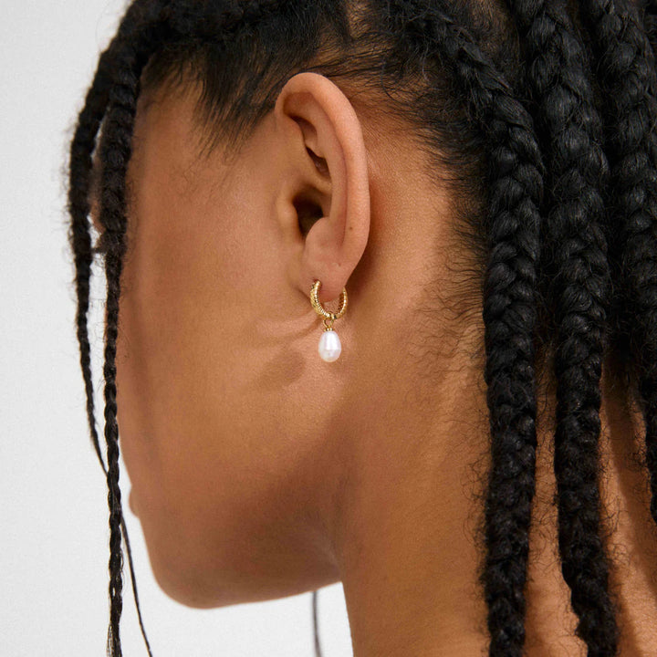 ELLIANA FRESHWATER PEARL HOOP EARRINGS "GOLD PLATED"