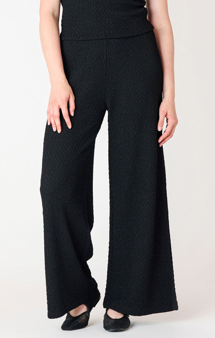 TEXTURED FLOWY WIDE LEG PANTS "BLACK"