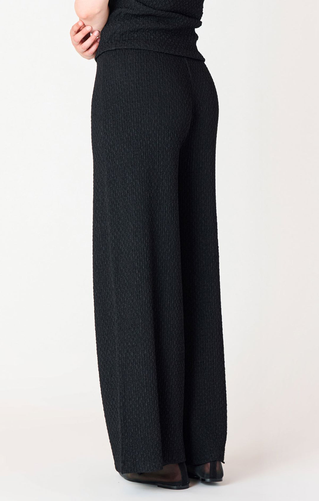 TEXTURED FLOWY WIDE LEG PANTS "BLACK"