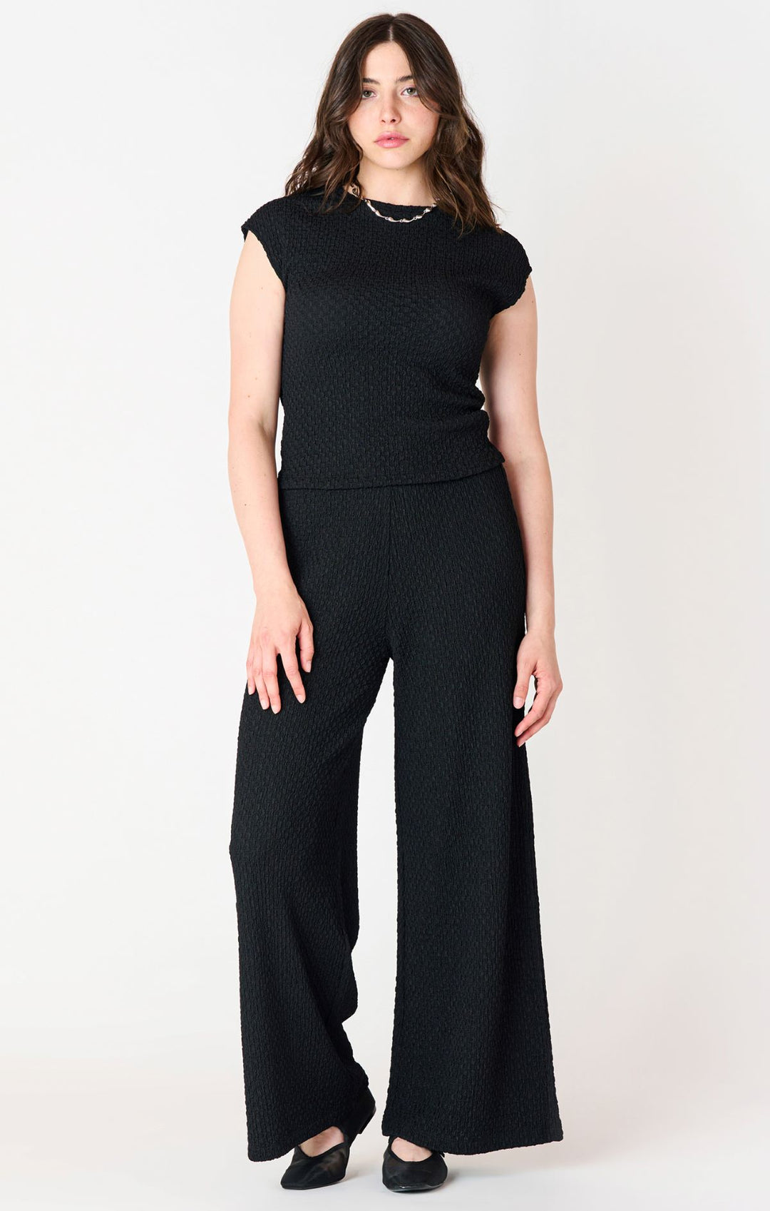 TEXTURED FLOWY WIDE LEG PANTS "BLACK"