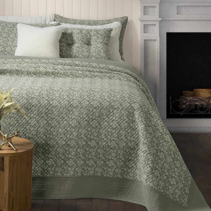 MAGGIE GREEN FLOWERED QUILT - KING
