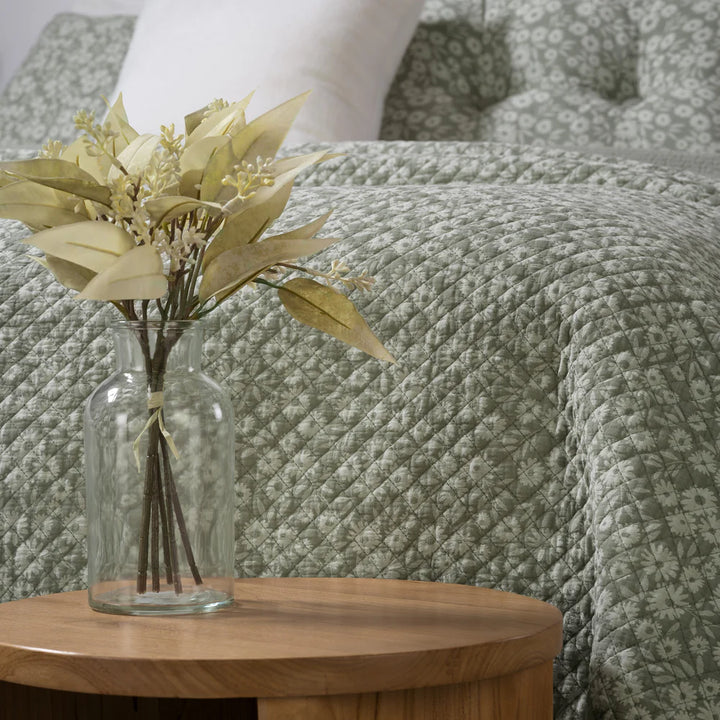 MAGGIE GREEN FLOWERED QUILT - KING