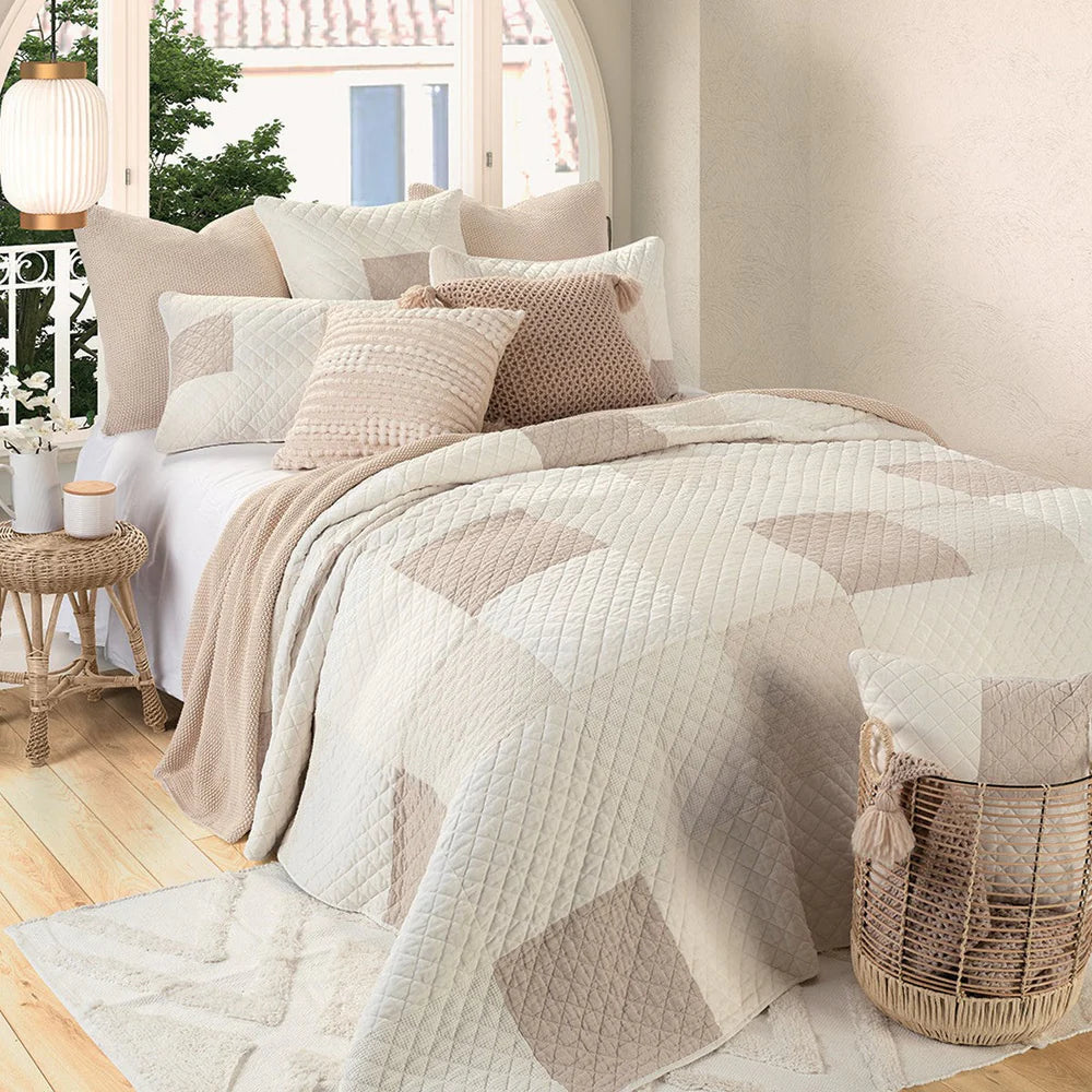 MERINGUE IVORY AND NATURAL QUILT - DOUBLE/QUEEN