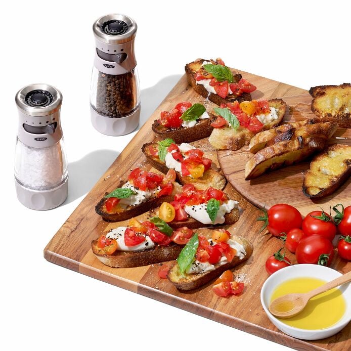 CONTOURED MESS-FREE PEPPER GRINDER