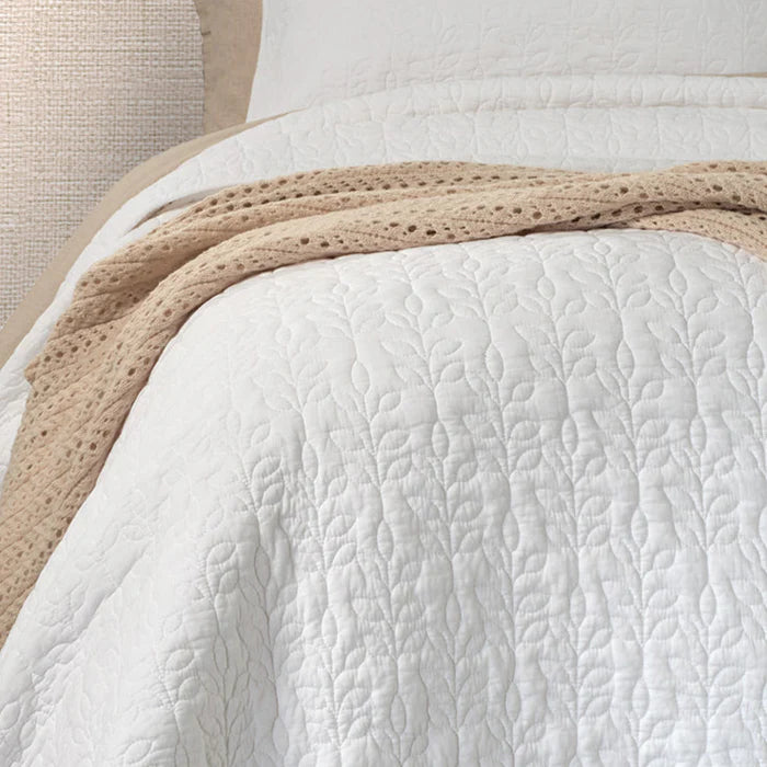 FOLIAGE WHITE STITCHED QUILT - KING