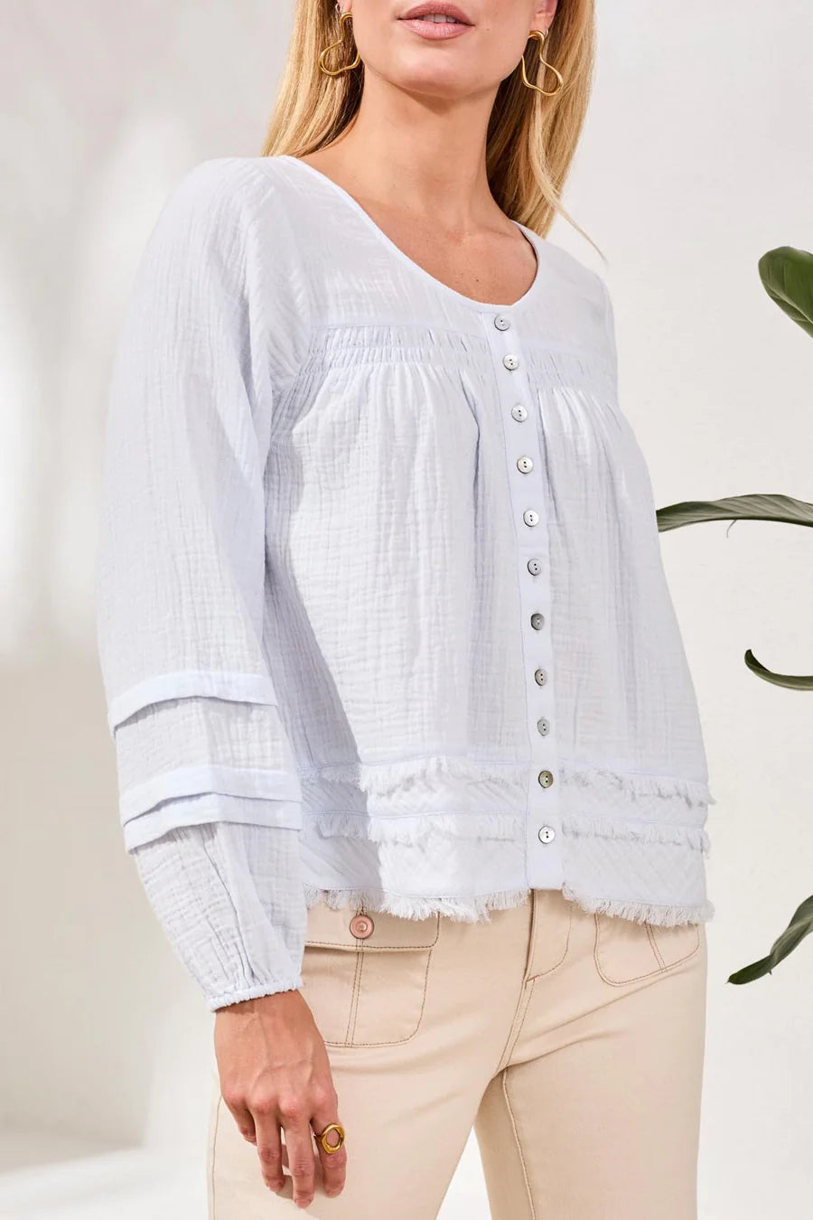 CRINKLE GAUZE BUTTON-FRONT BALLOON SLEEVE FRAYED HEM BLOUSE "SALTWATER"