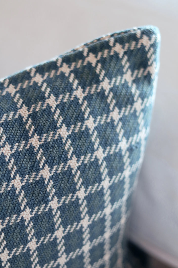 HOUNDSTOOTH PILLOW - TEAL 21x12