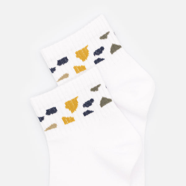 WHITE RIBBED ANKLE SOCKS WITH MULTICOLORED TERRAZZO PATTERN