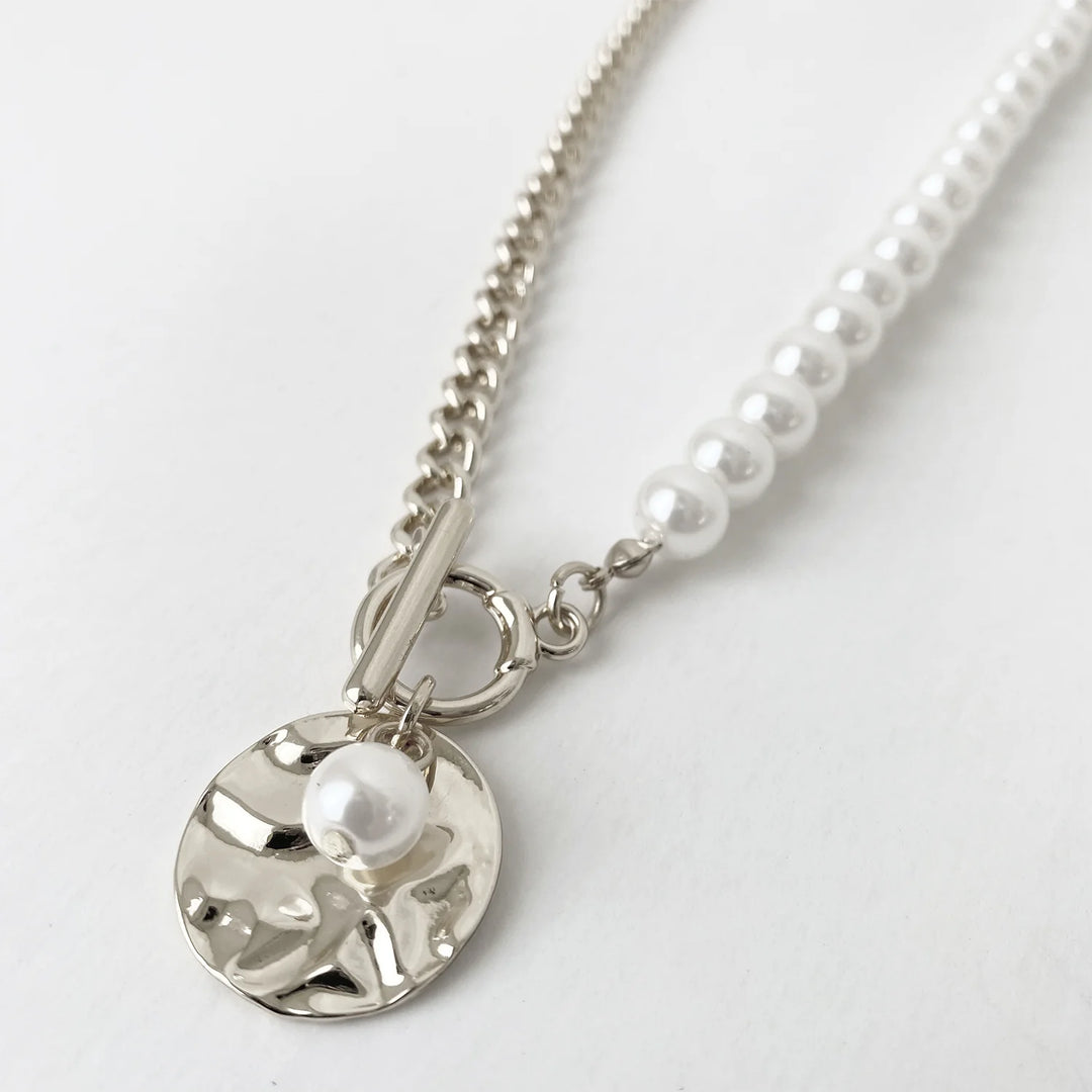 Caracol Half Chain Half Pearls Necklace with Metal Enclosure