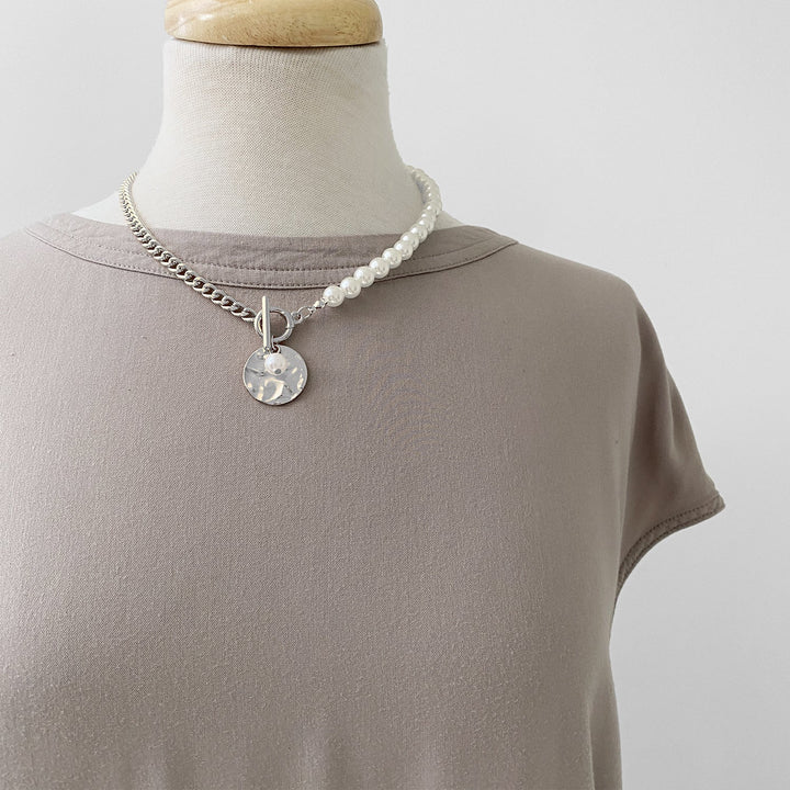 Caracol Half Chain Half Pearls Necklace with Metal Enclosure